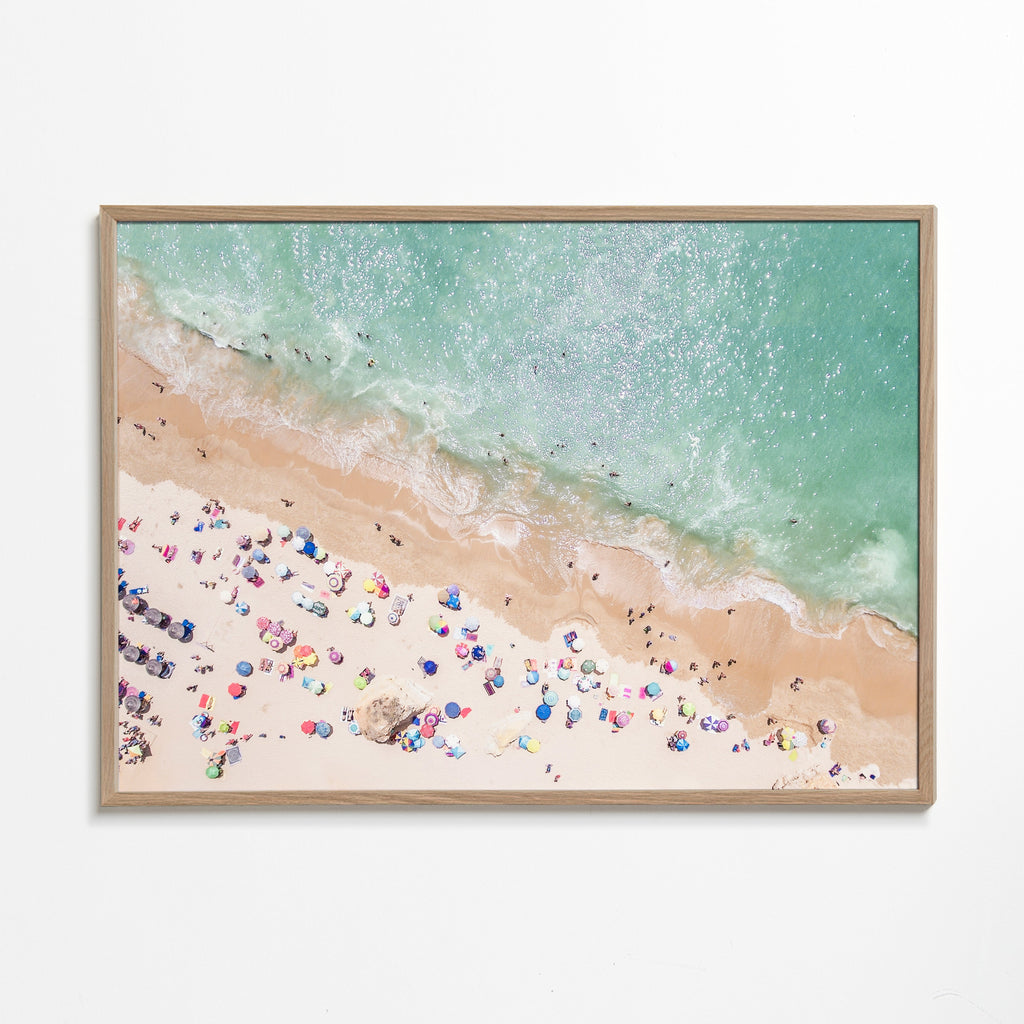 Landskapskonst — Luftfoto strand med färgglada parasoller