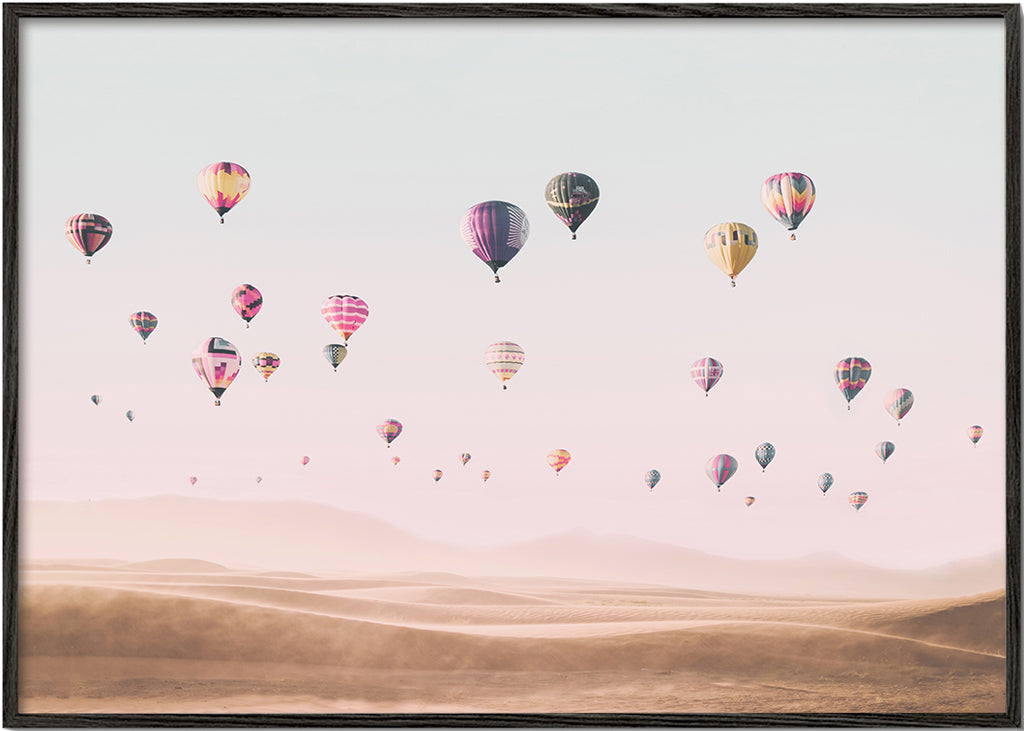 Landskap med luftballonger över sanddyner