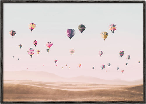 Landskap med luftballonger över sanddyner
