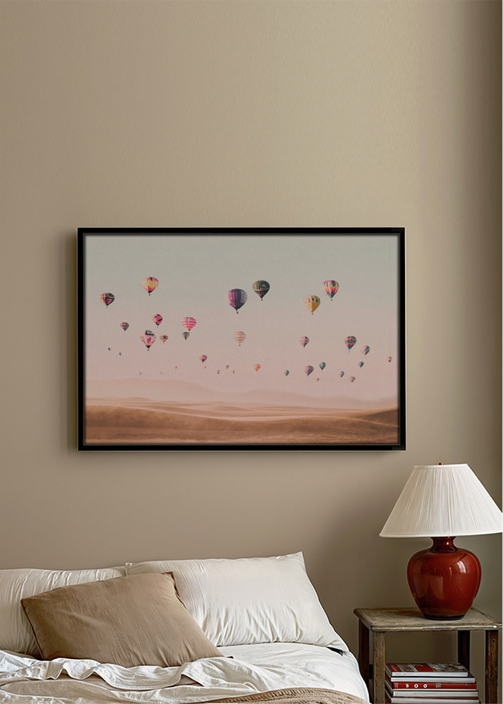 Landskap med luftballonger över sanddyner