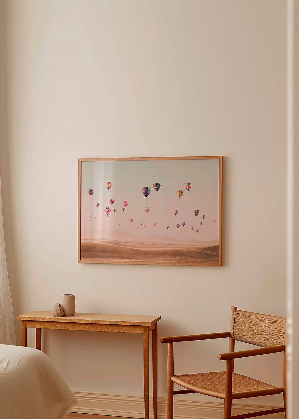 Landskap med luftballonger över sanddyner