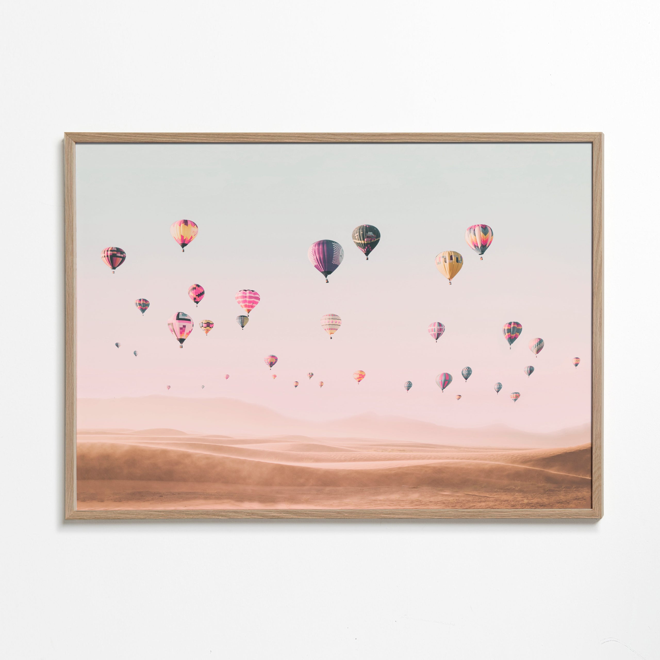 Landskap med luftballonger över sanddyner