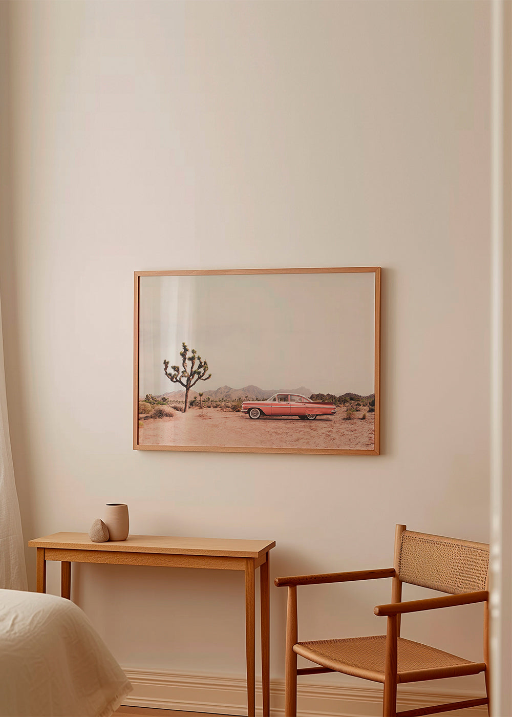 Landskapskonst med vintagebil i öknen