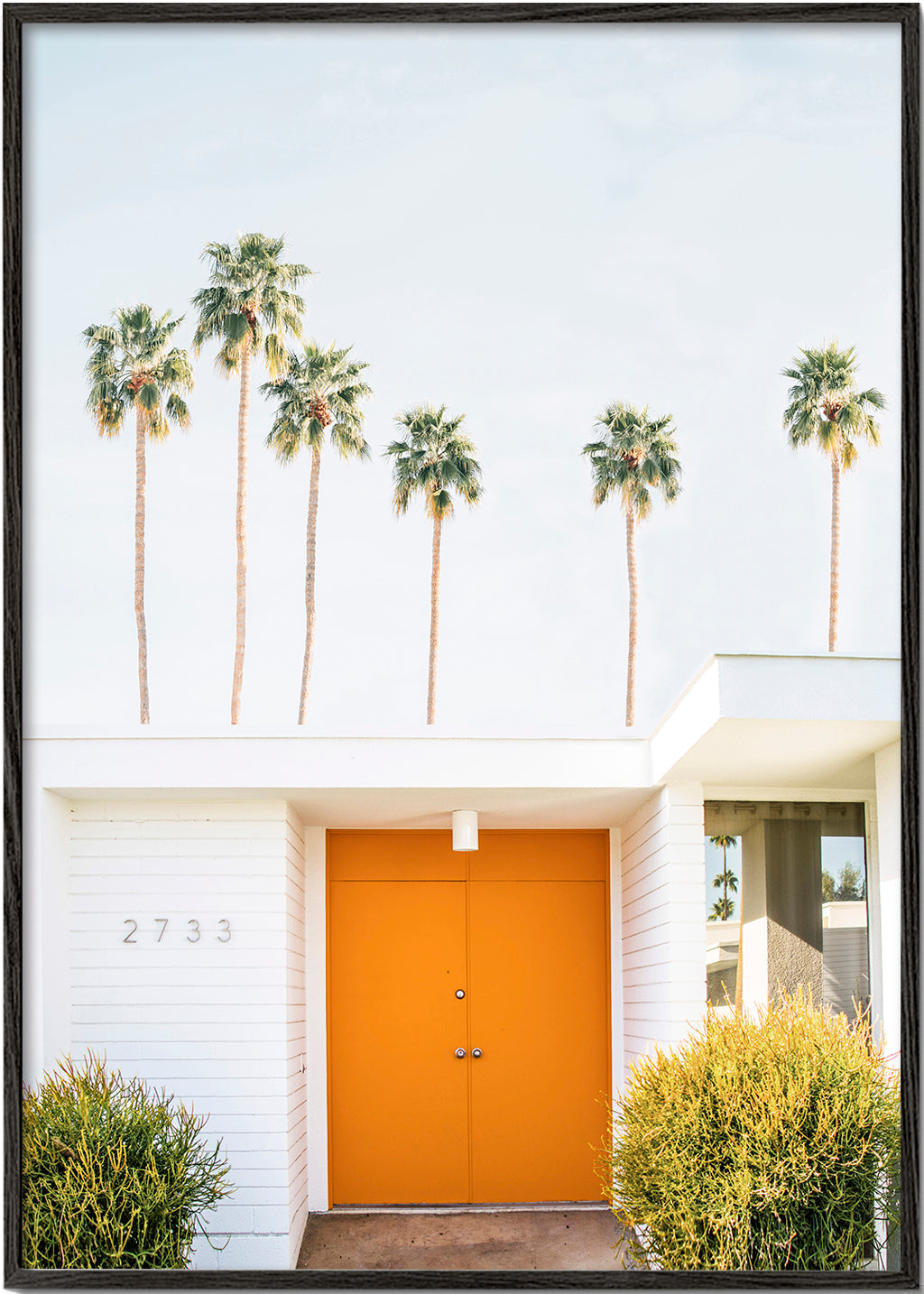 Minimalfotografi: orange dörr med palmer