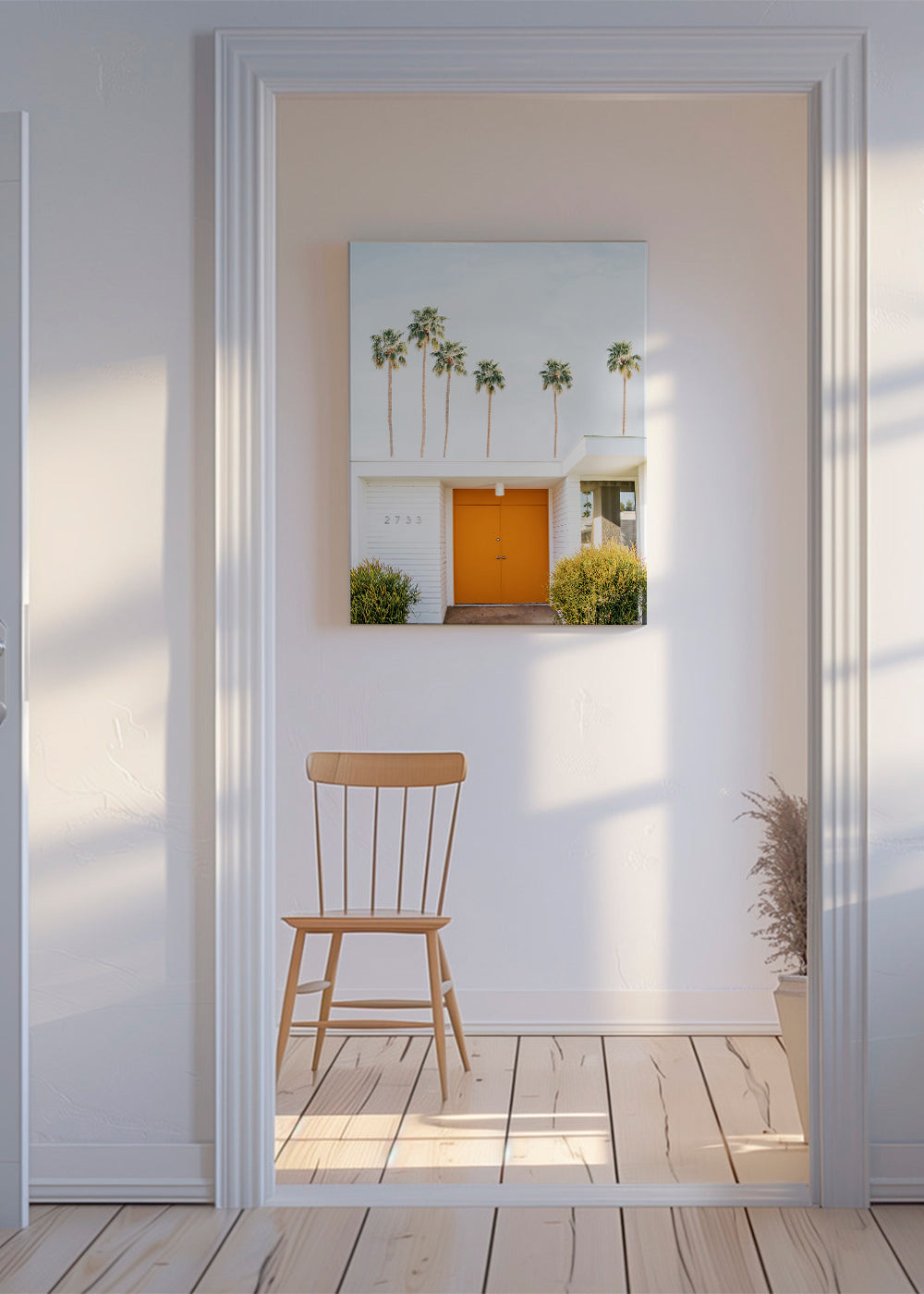 Minimalfotografi: orange dörr med palmer