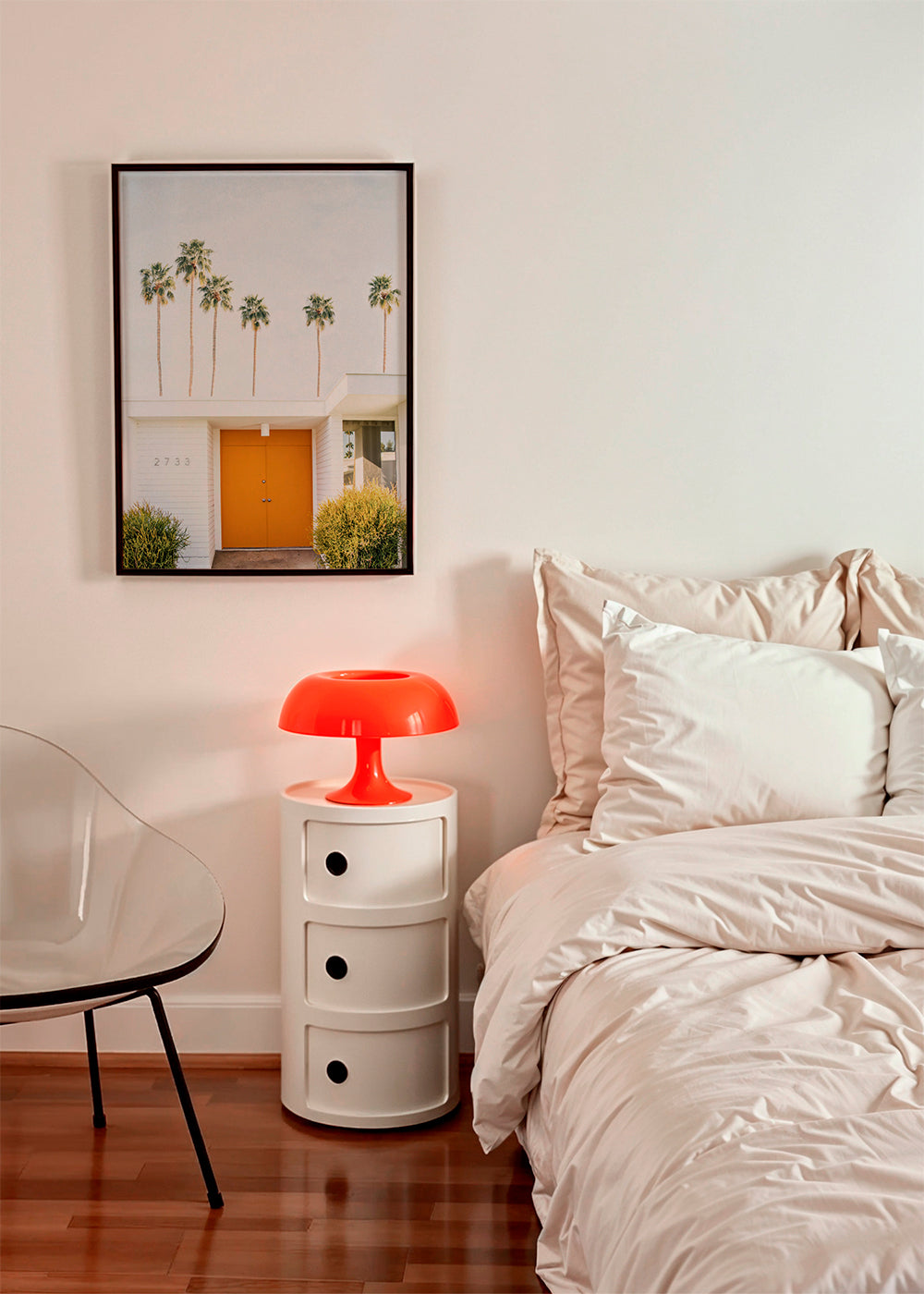Minimalfotografi: orange dörr med palmer