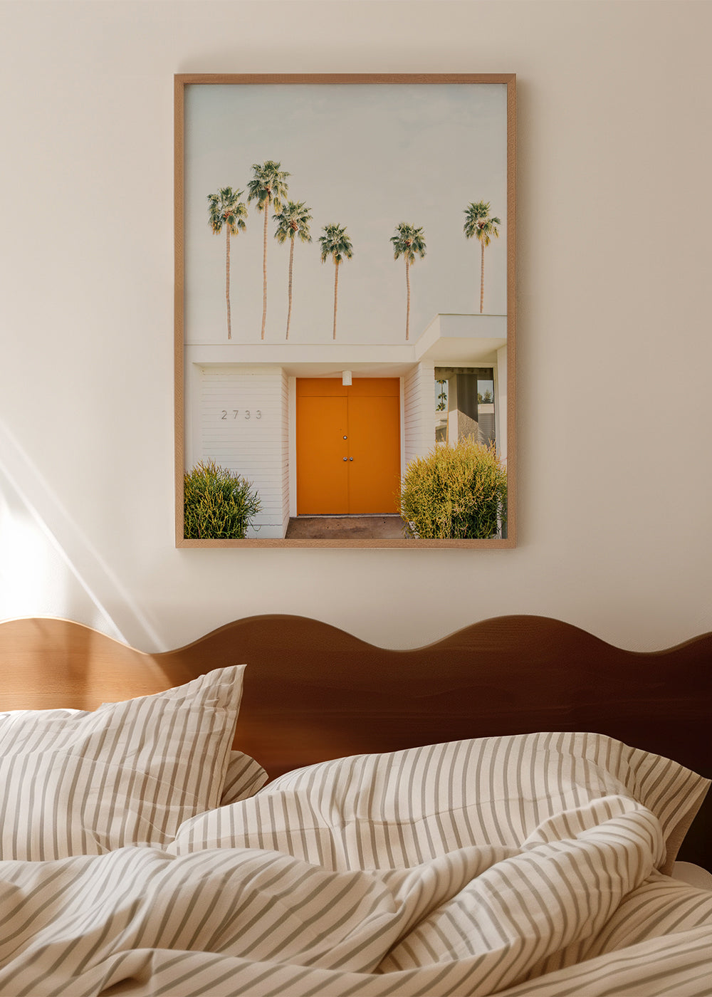 Minimalfotografi: orange dörr med palmer