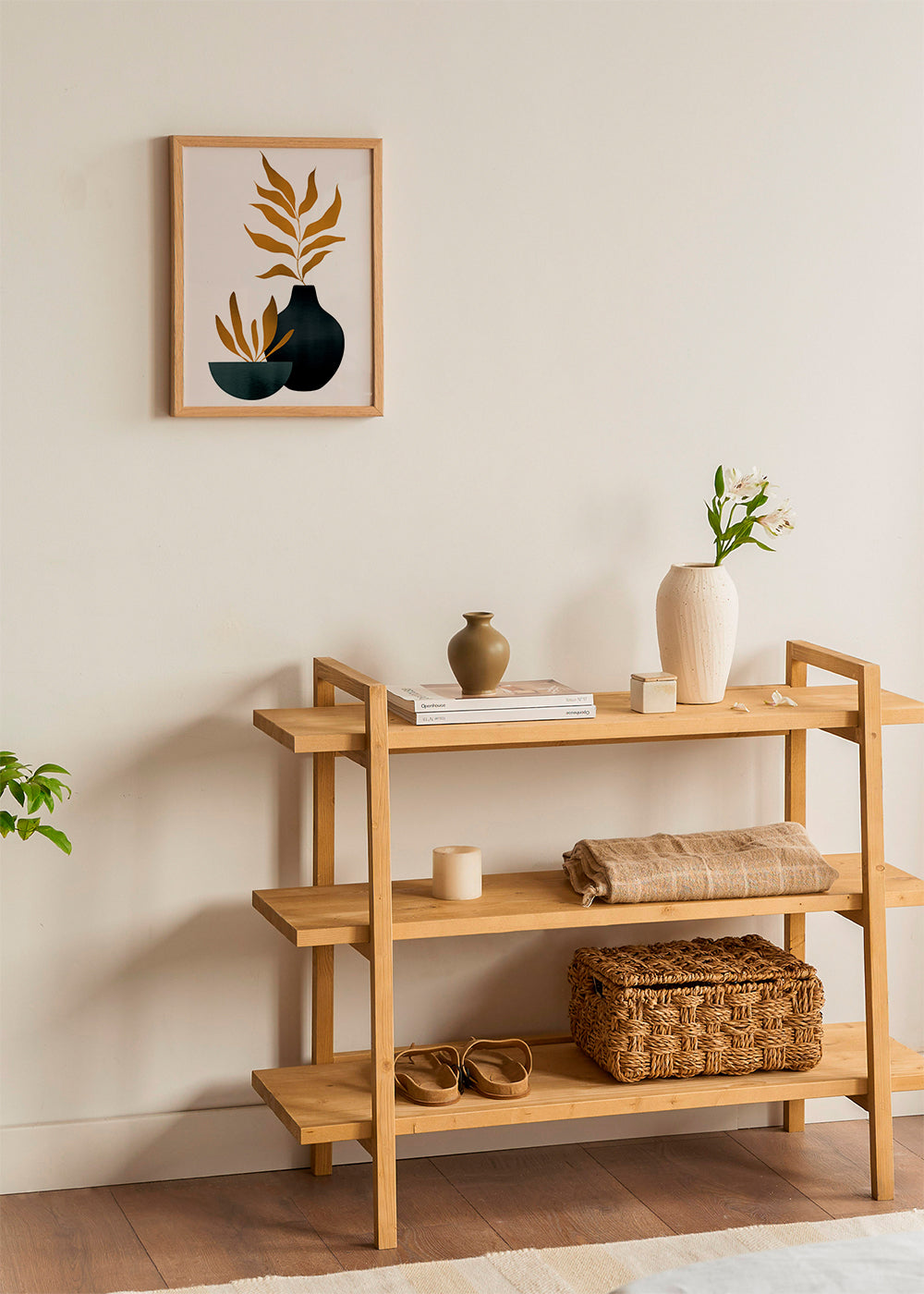 Botanisk poster med senapsfärgade blad och vas