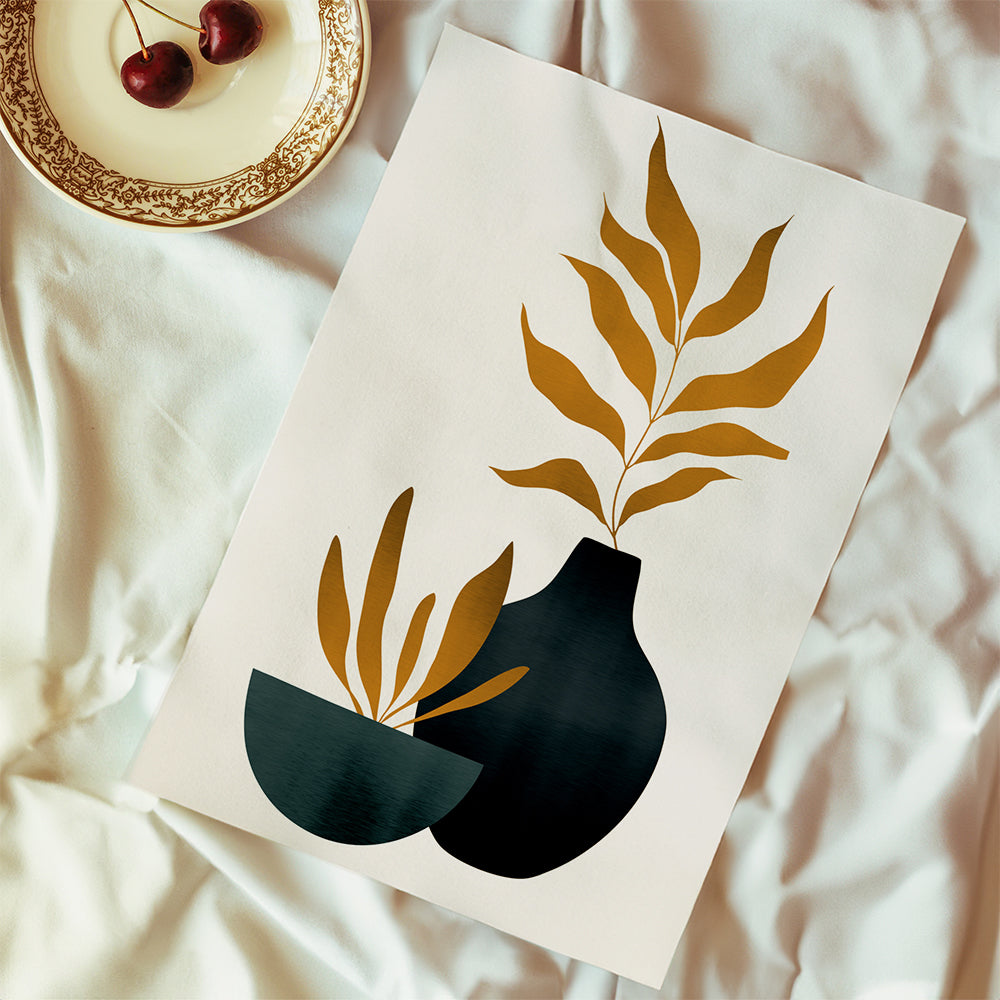Botanisk poster med senapsfärgade blad och vas
