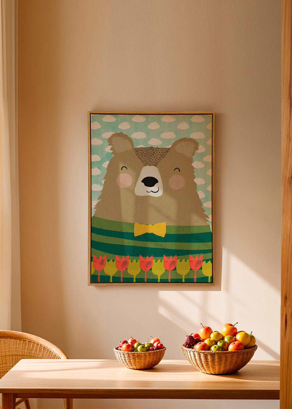 Barnposter leende björn med tulpaner