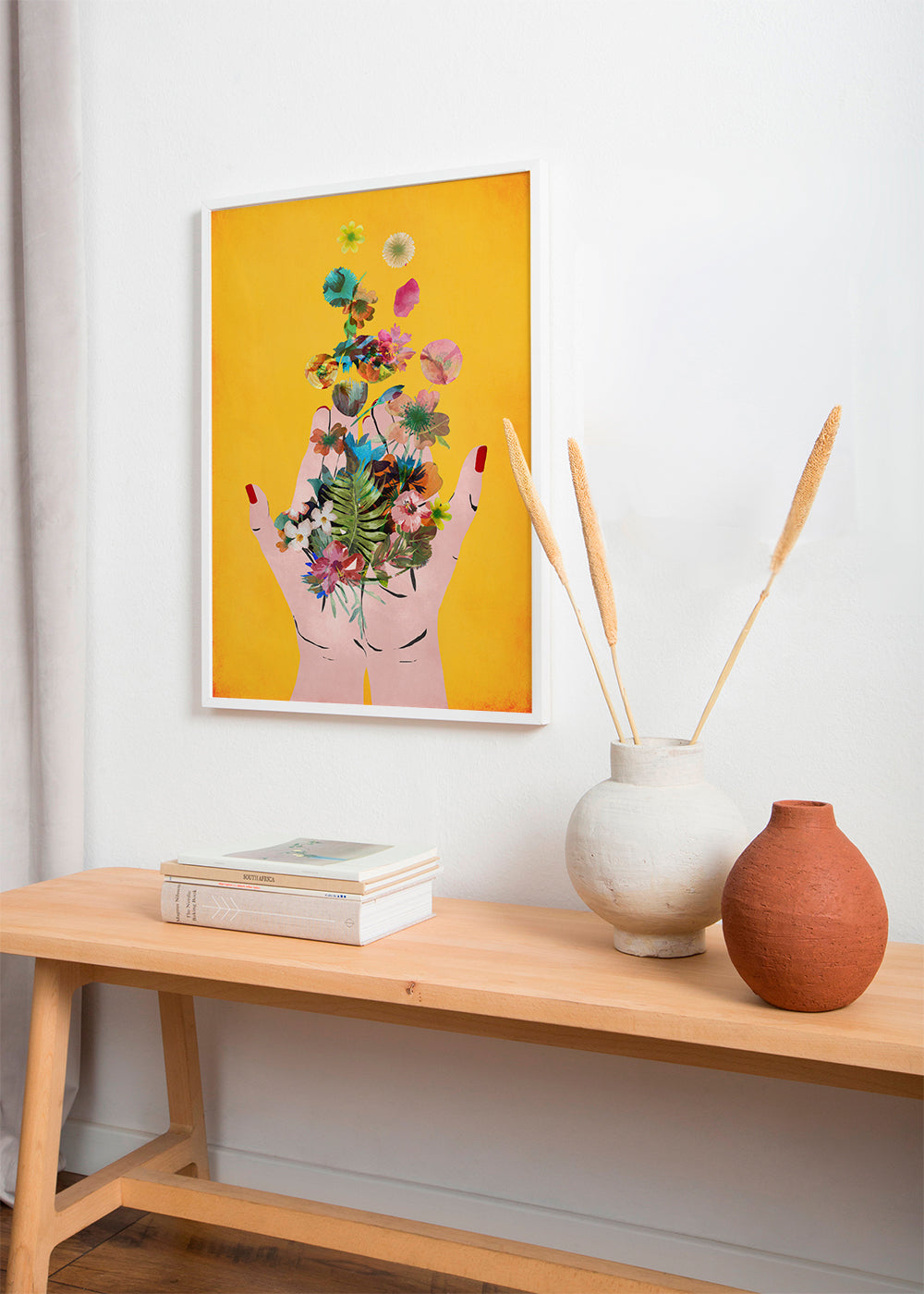 Botanisk poster händer med blommor på gul bakgrund