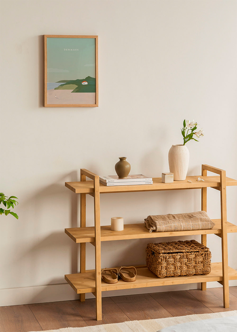 Minimalistisk landskapskonst med rött tak