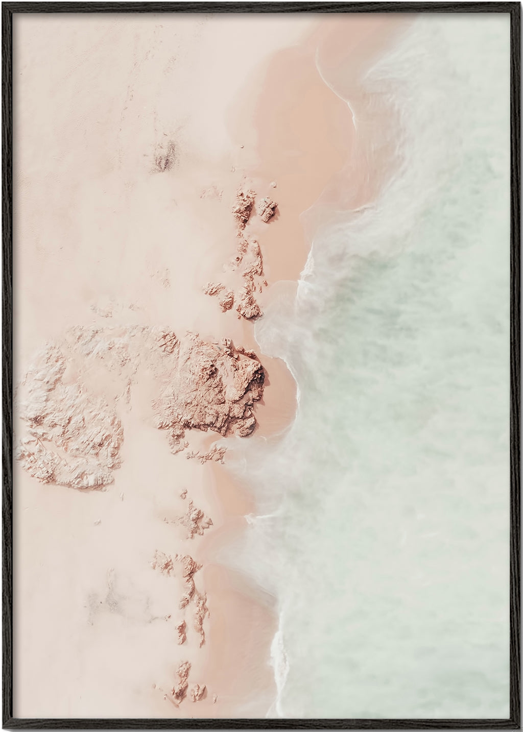 Landskapskonst: kust i flygperspektiv med rosa sand