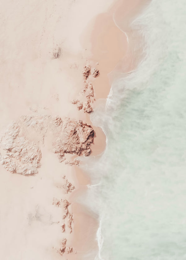 Landskapskonst: kust i flygperspektiv med rosa sand