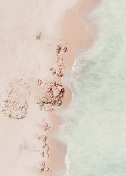 Landskapskonst: kust i flygperspektiv med rosa sand