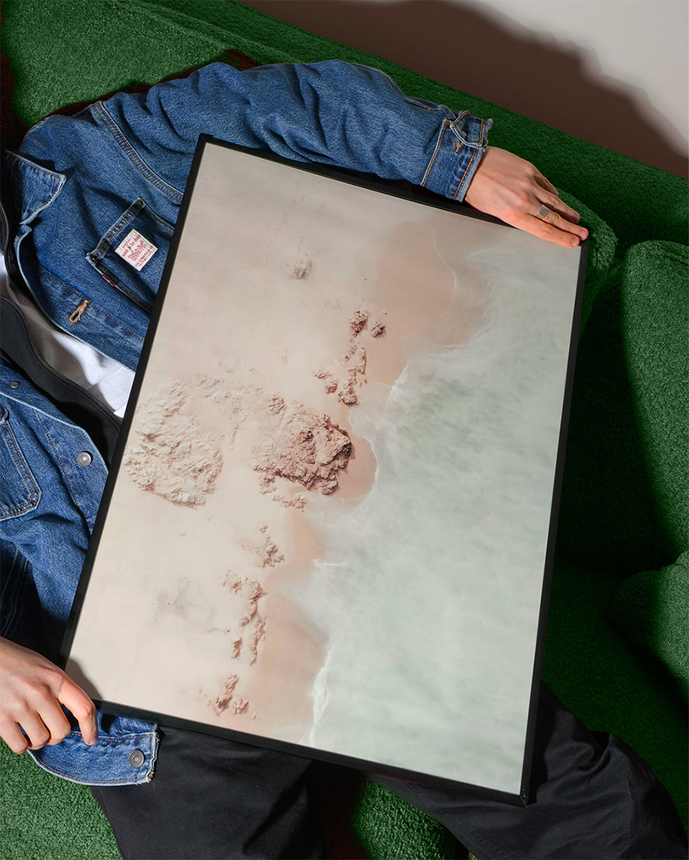 Landskapskonst: kust i flygperspektiv med rosa sand