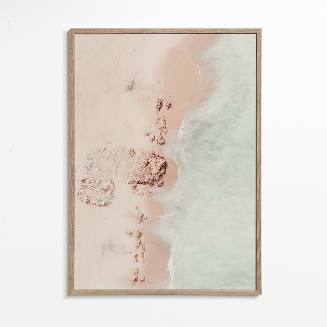 Landskapskonst: kust i flygperspektiv med rosa sand