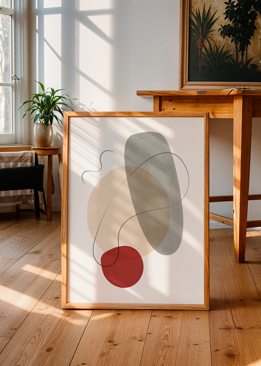 Abstrakt konstverk med organiska former i beige och grått