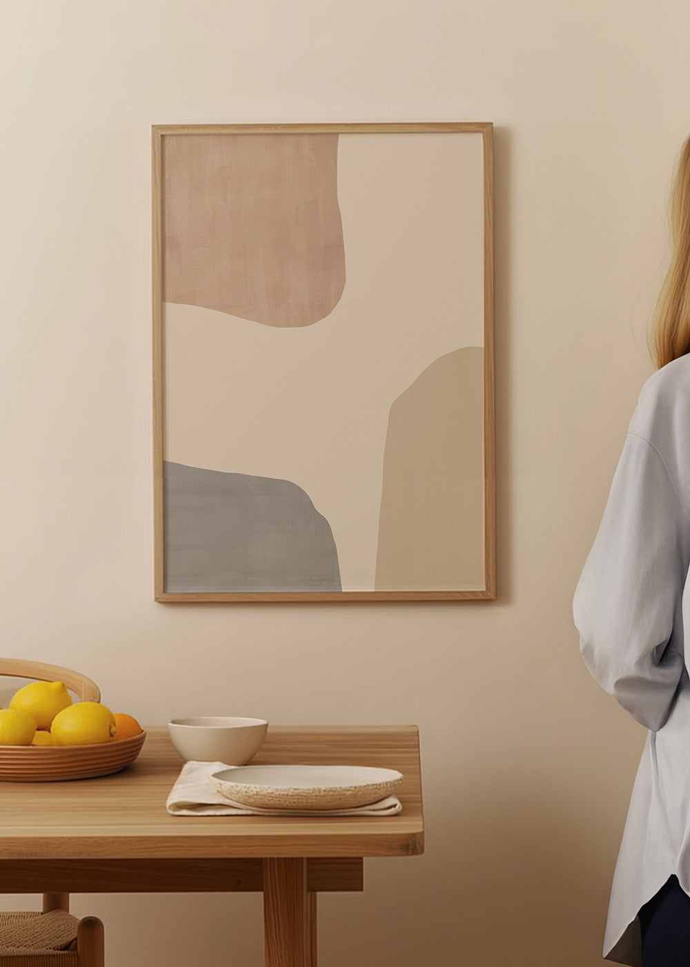 Abstrakt konst med beige organiska former