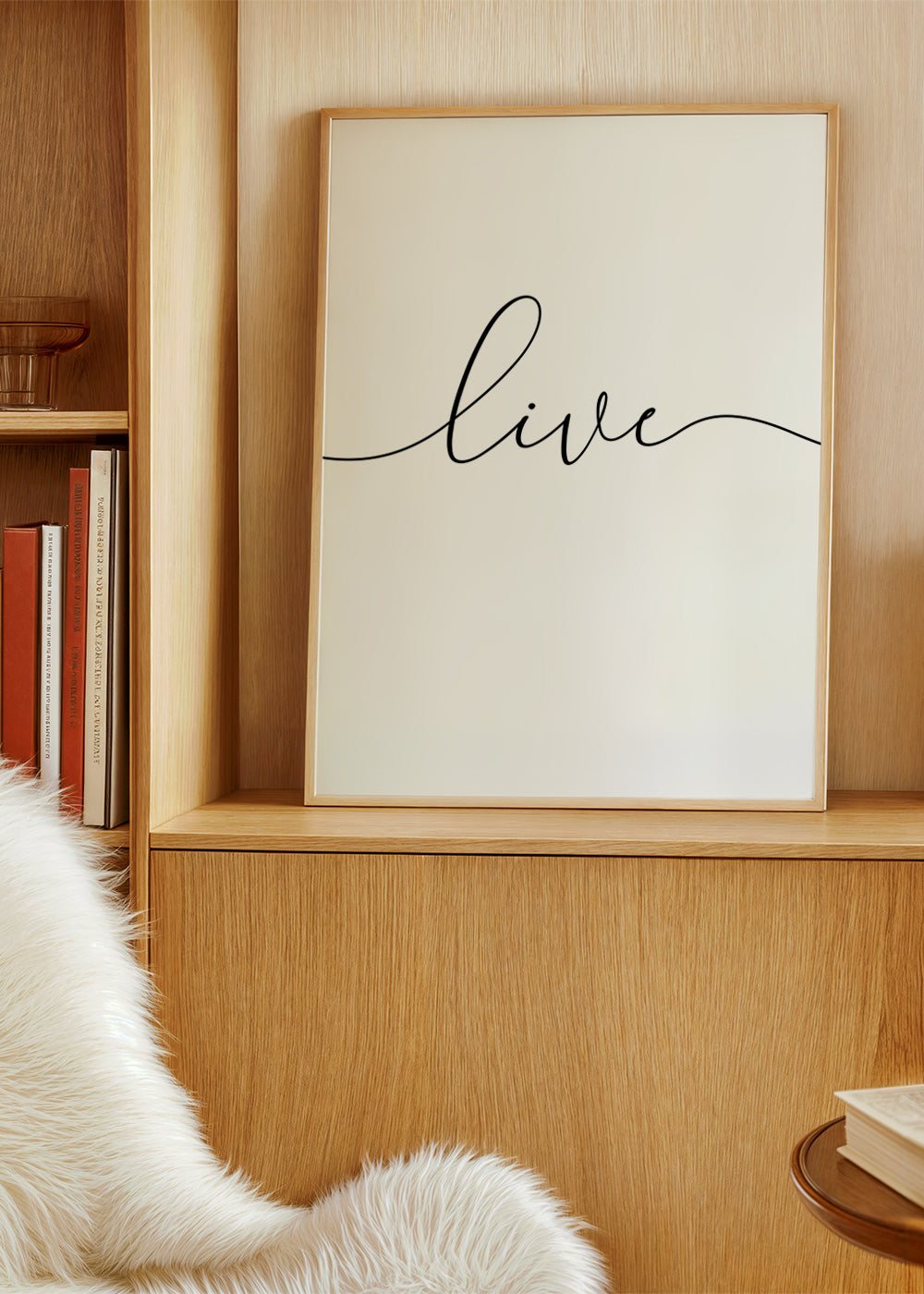 Minimalistiskt konsttryck med texten 'Live'