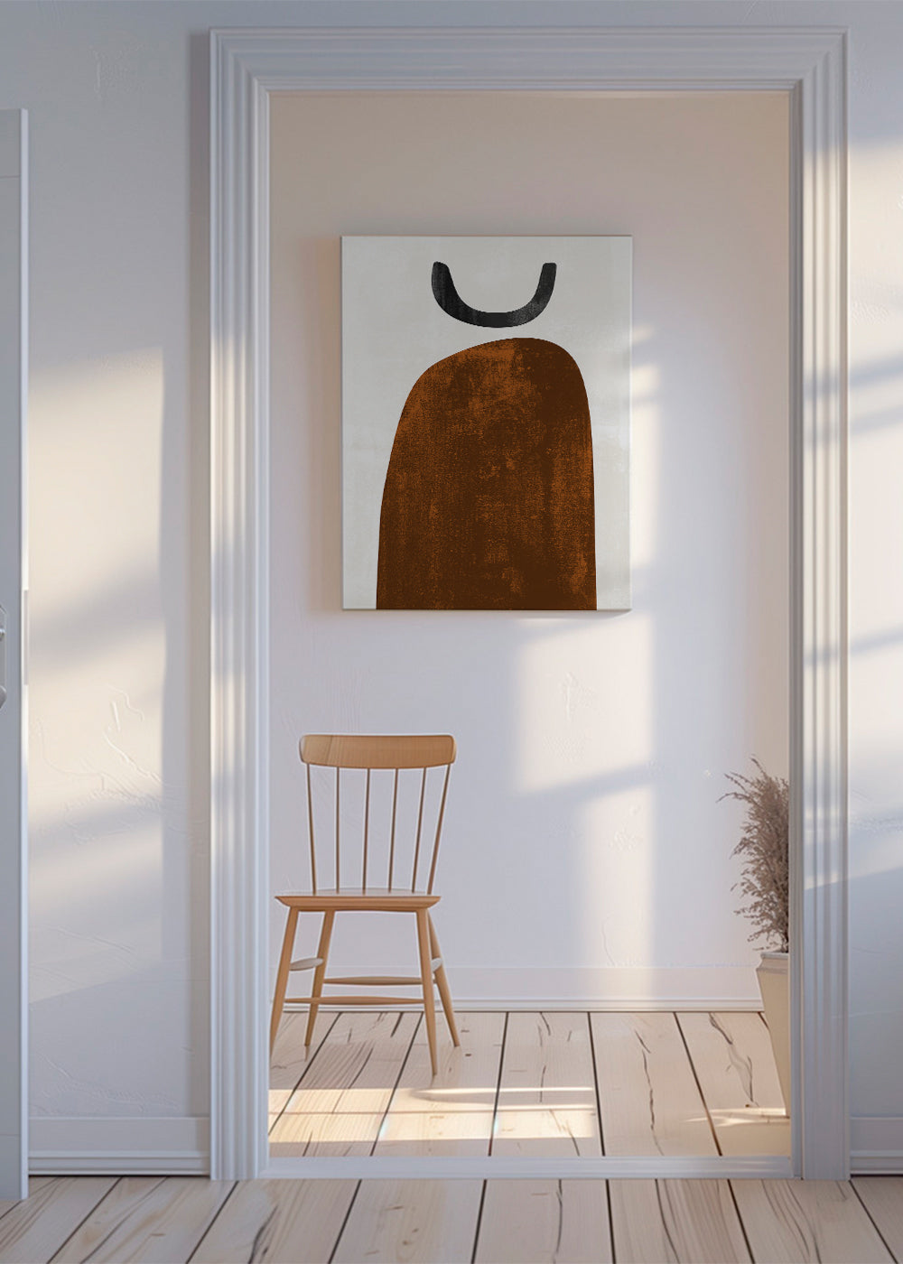 Abstrakt konstverk med oxiderad vertikal form