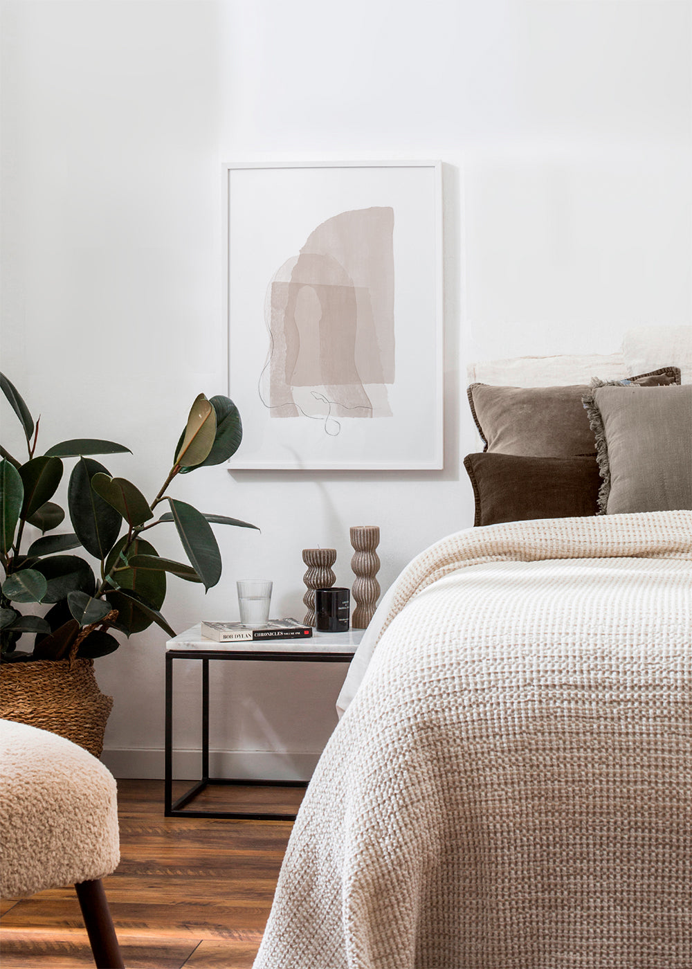 Minimalistisk tavla i neutrala toner med fina linjer