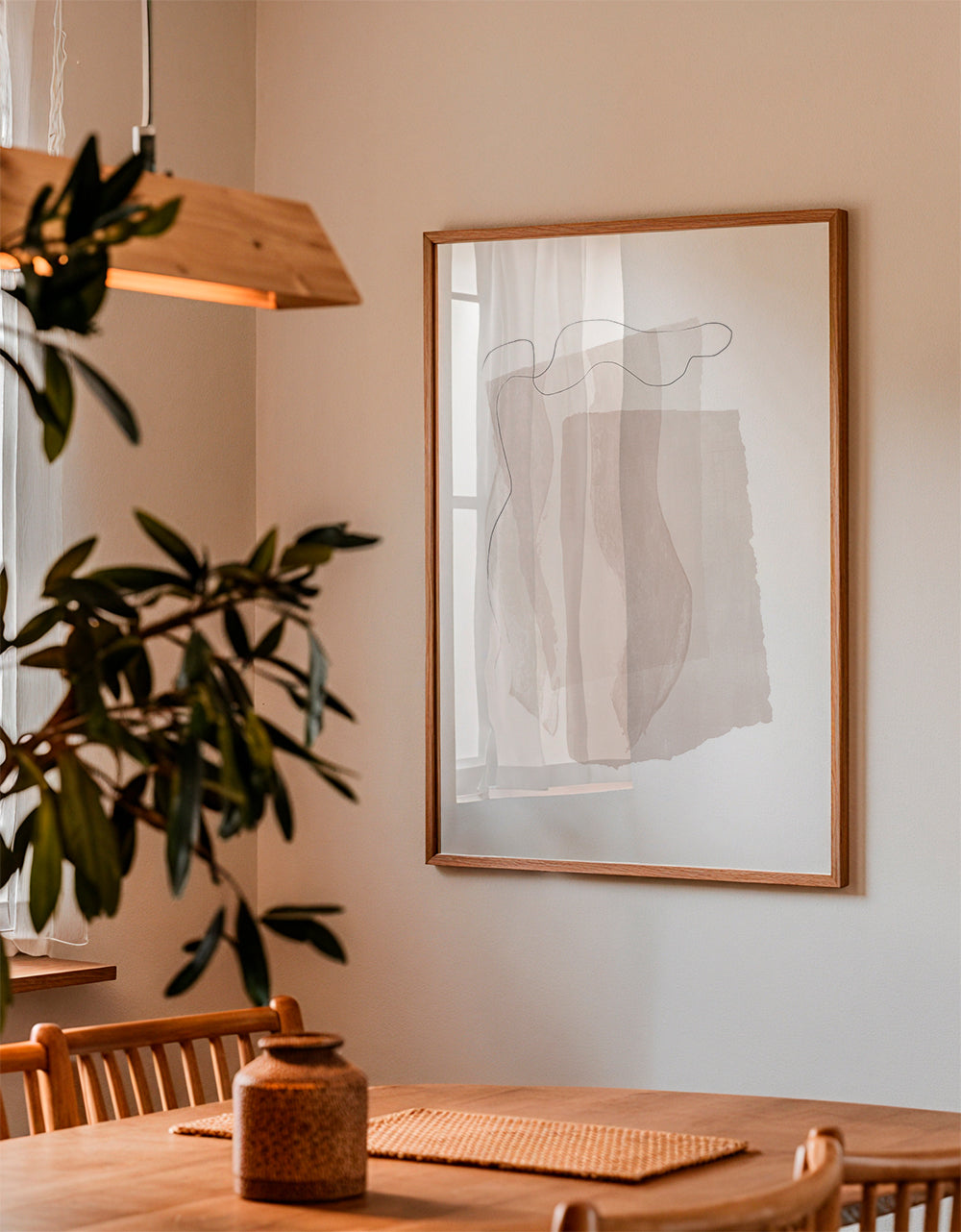 Abstrakt konstverk med neutrala drag och minimal linje