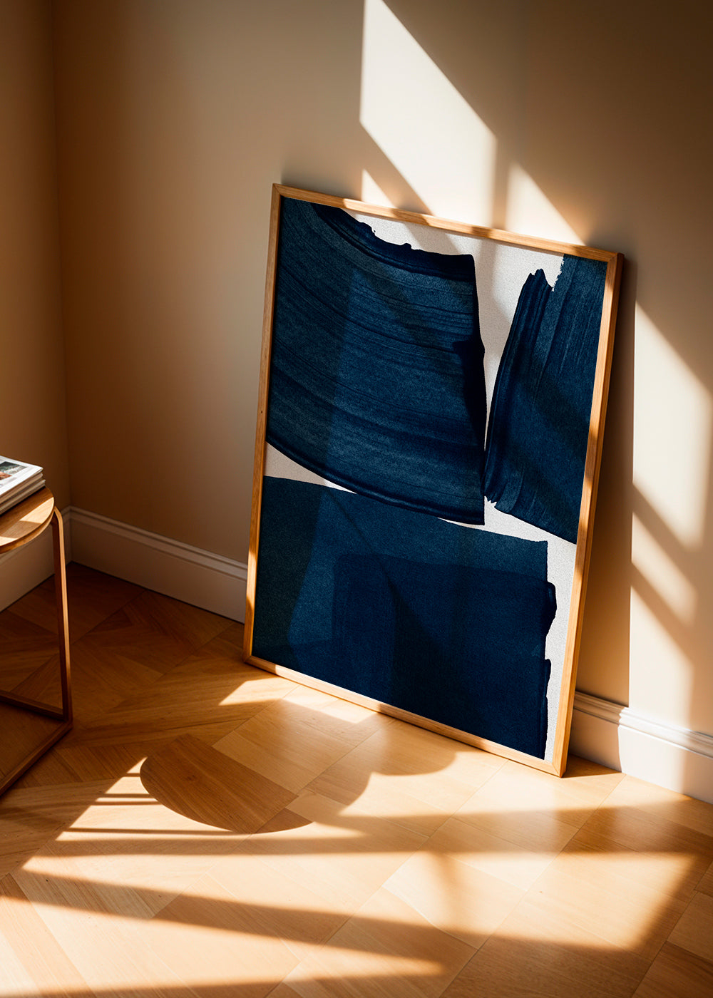Minimalistisk tavla med blå penseldrag