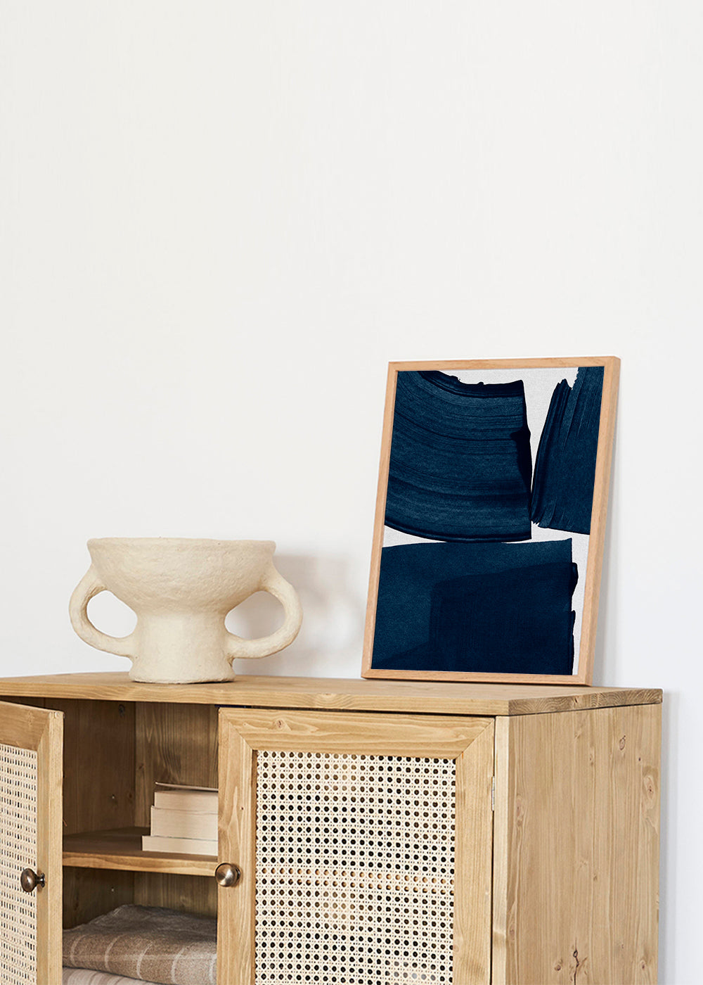 Minimalistisk tavla med blå penseldrag
