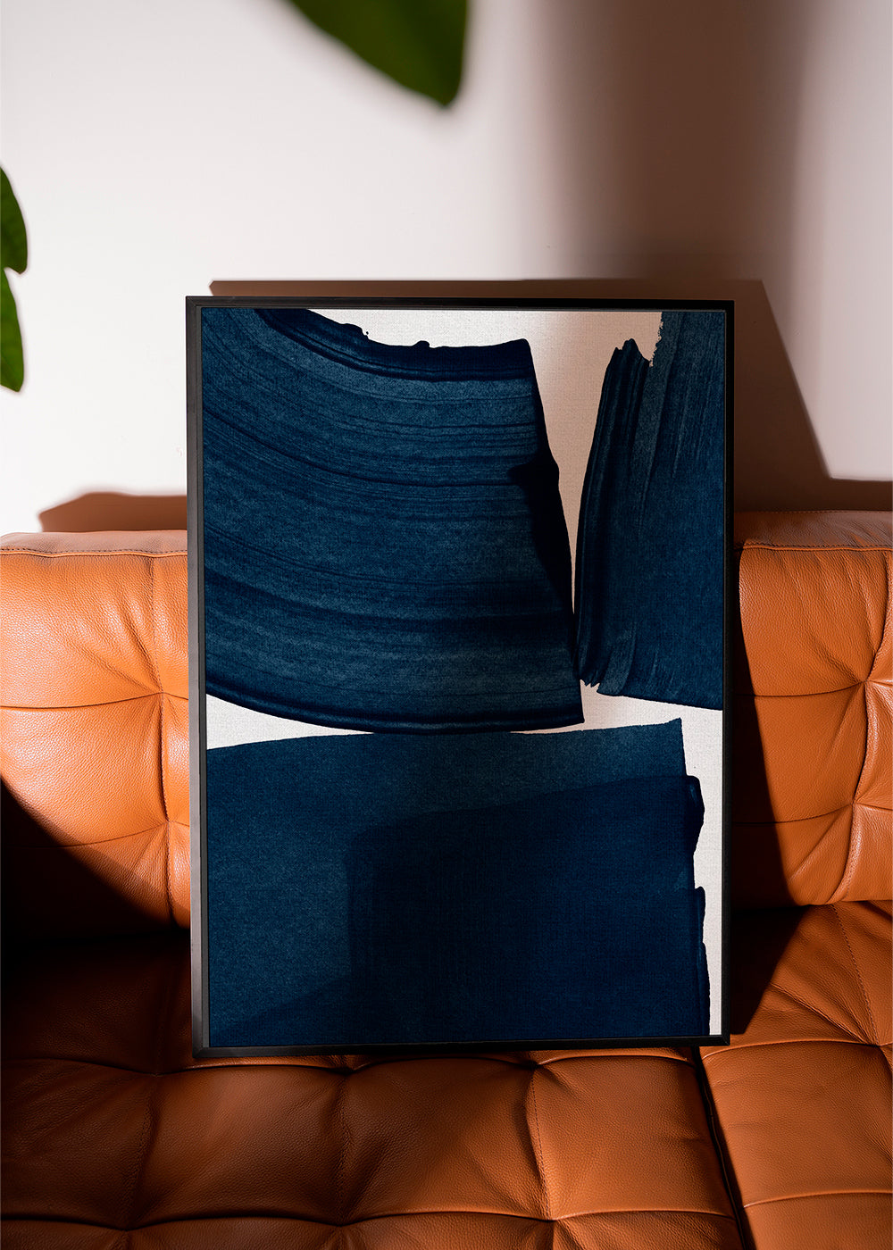 Minimalistisk tavla med blå penseldrag