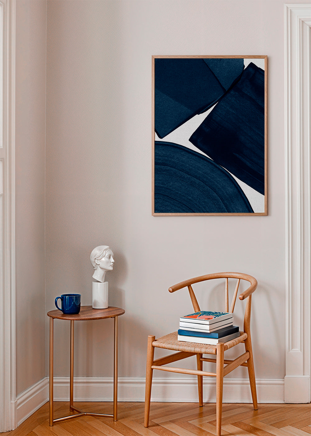 Minimalistisk blå målning med starka penseldrag