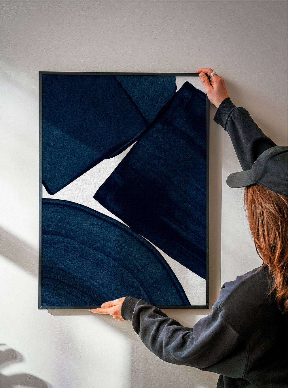 Minimalistisk blå målning med starka penseldrag
