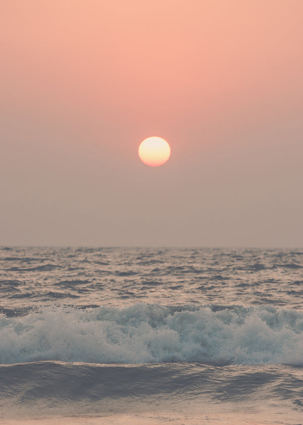 Landskapskonst: rosa solnedgång över havet