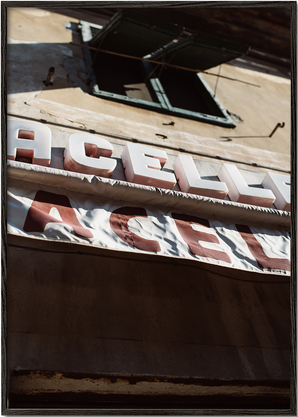 Vintage skyltfotografi med åldrad fasad