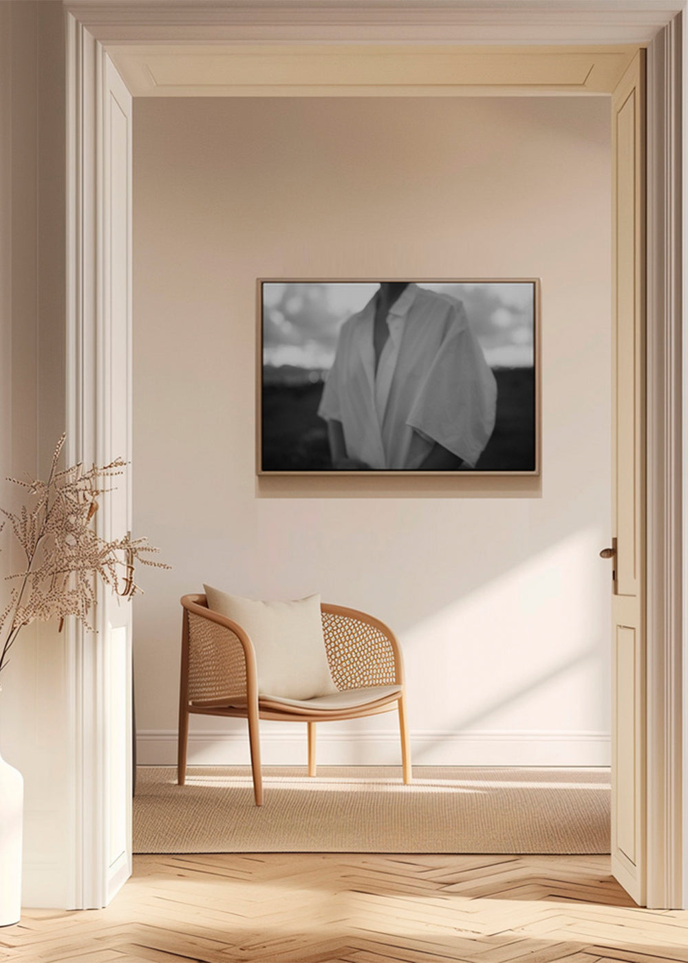 Intim svartvit fotografi av torso med skjorta