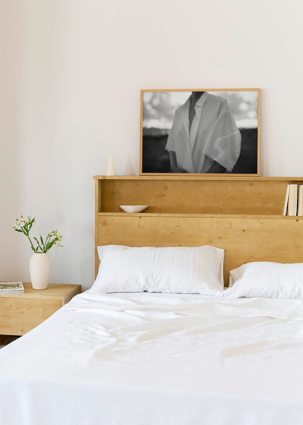 Intim svartvit fotografi av torso med skjorta