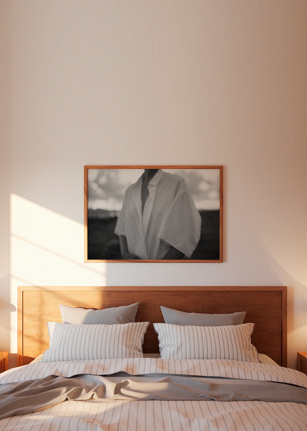 Intim svartvit fotografi av torso med skjorta