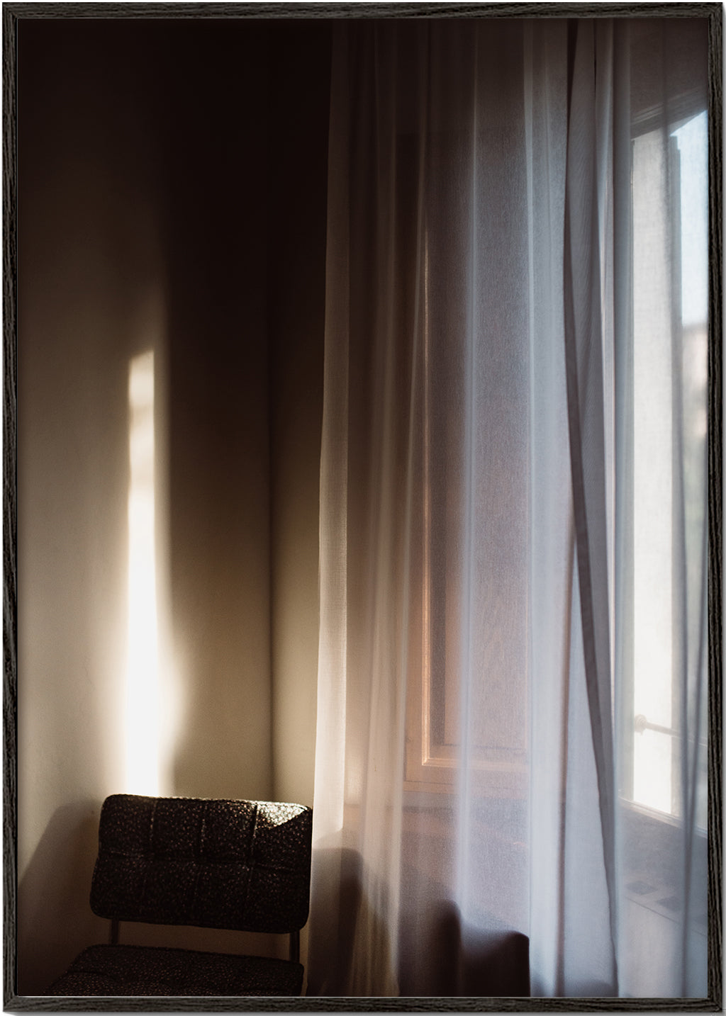 Fotografi av fönster och gardin med mjukt ljus
