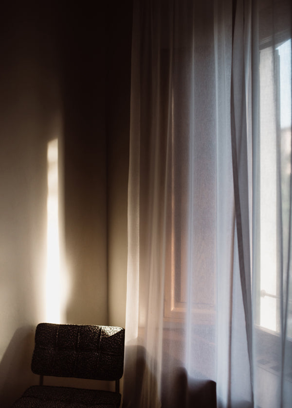 Fotografi av fönster och gardin med mjukt ljus