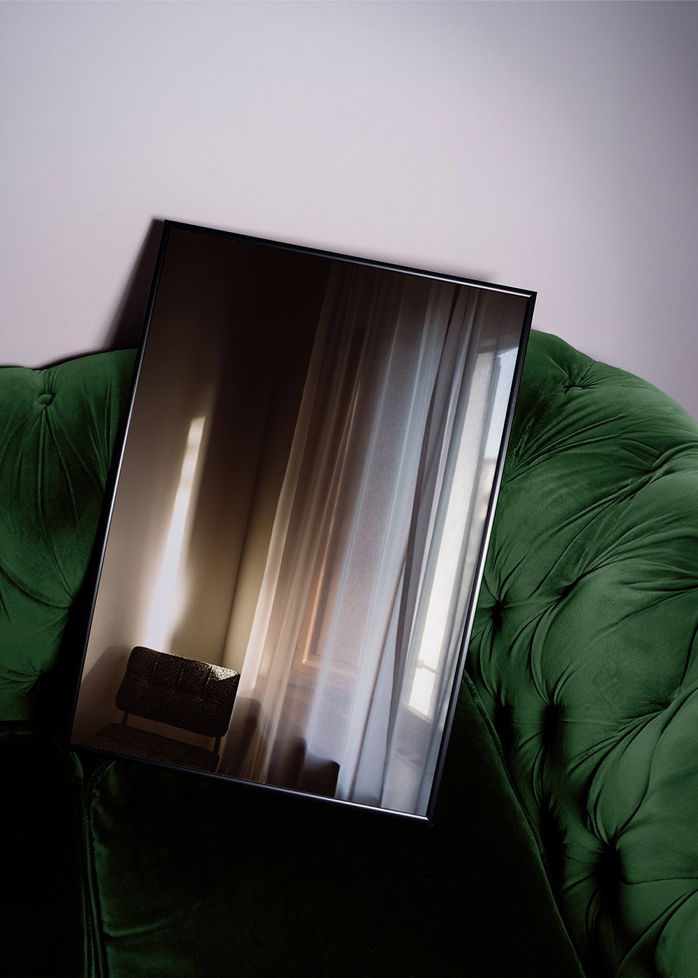 Fotografi av fönster och gardin med mjukt ljus