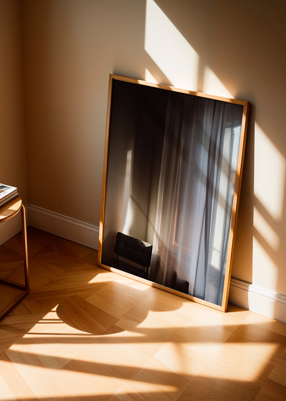 Fotografi av fönster och gardin med mjukt ljus