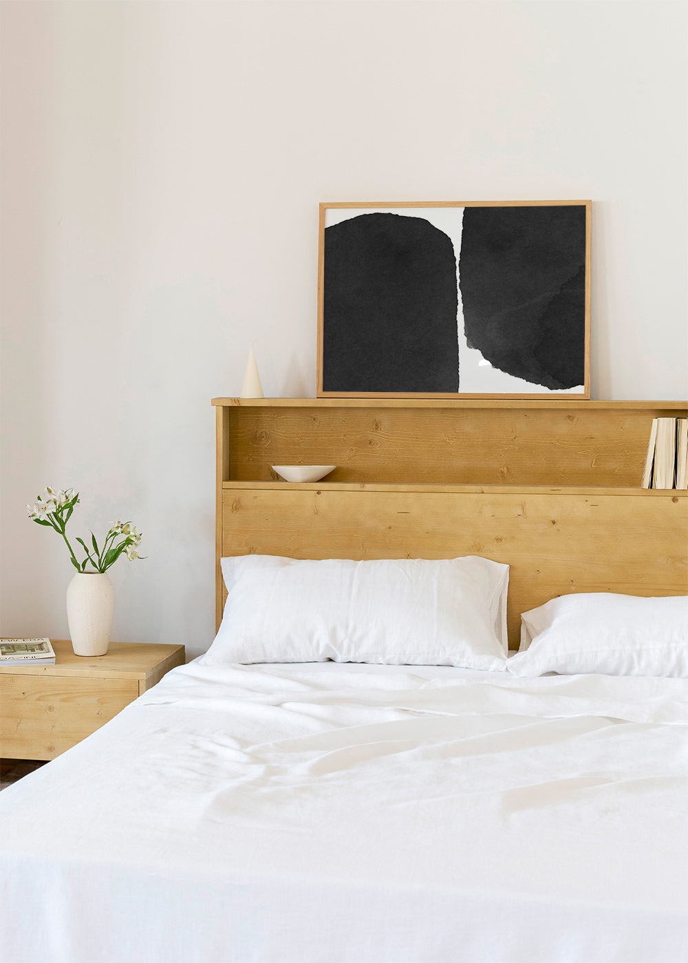 Svartvit minimal konst med bläckfläckar