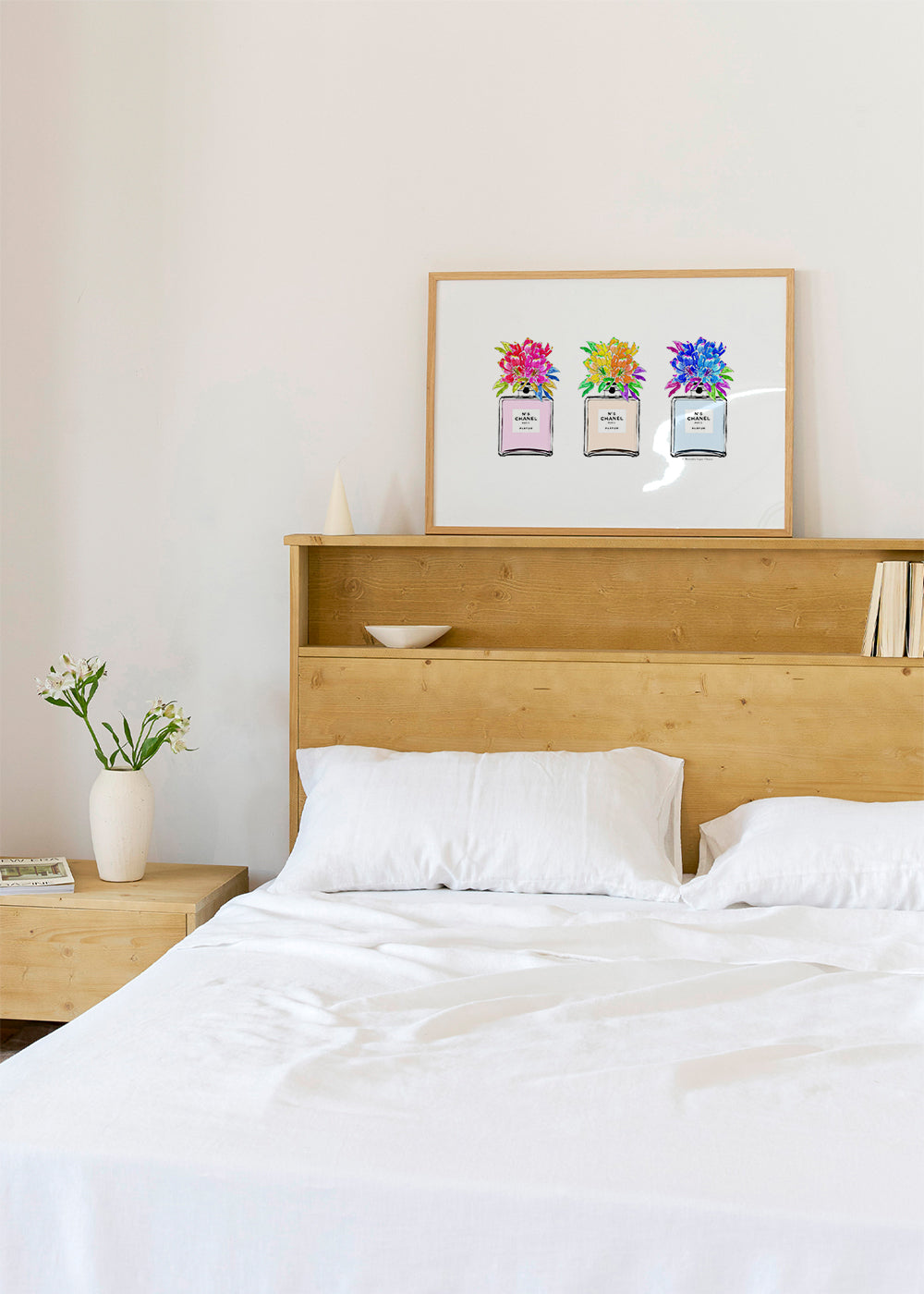 Illustration av parfymflaskor med blommor
