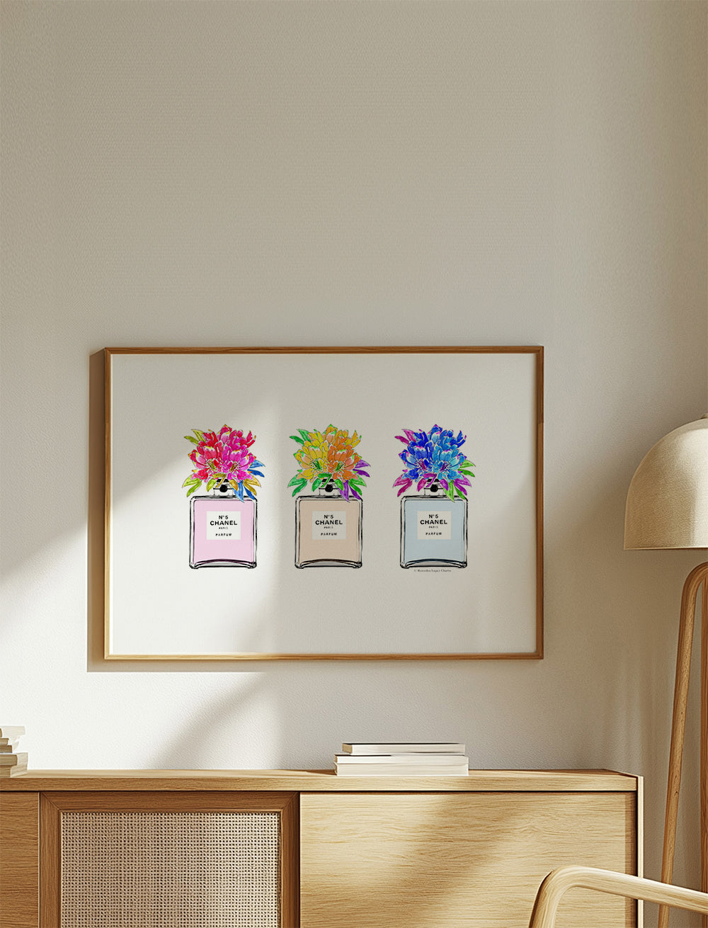 Illustration av parfymflaskor med blommor