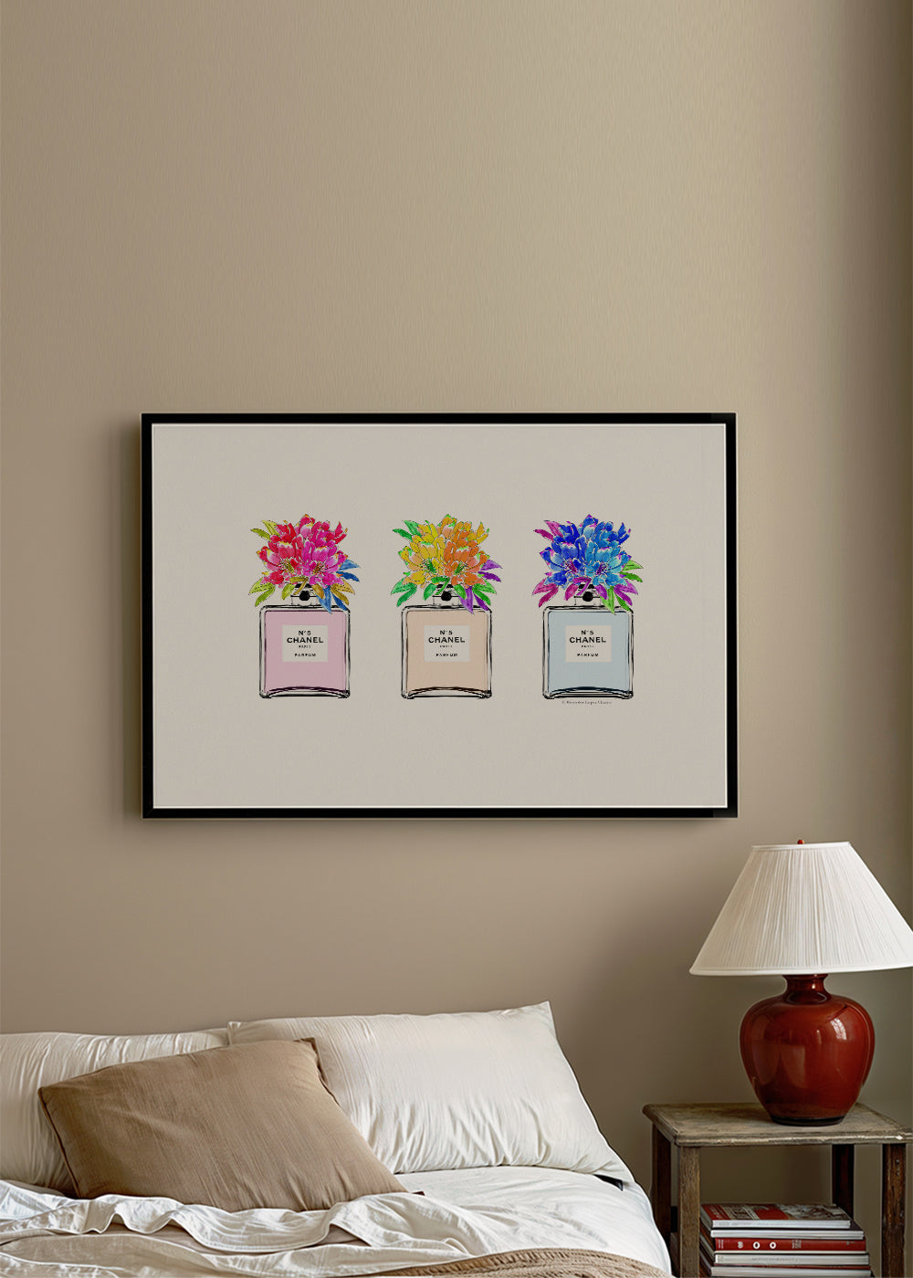 Illustration av parfymflaskor med blommor