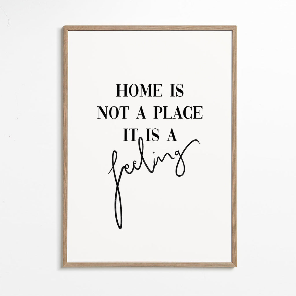 Svartvit typografisk poster "Home is a feeling"