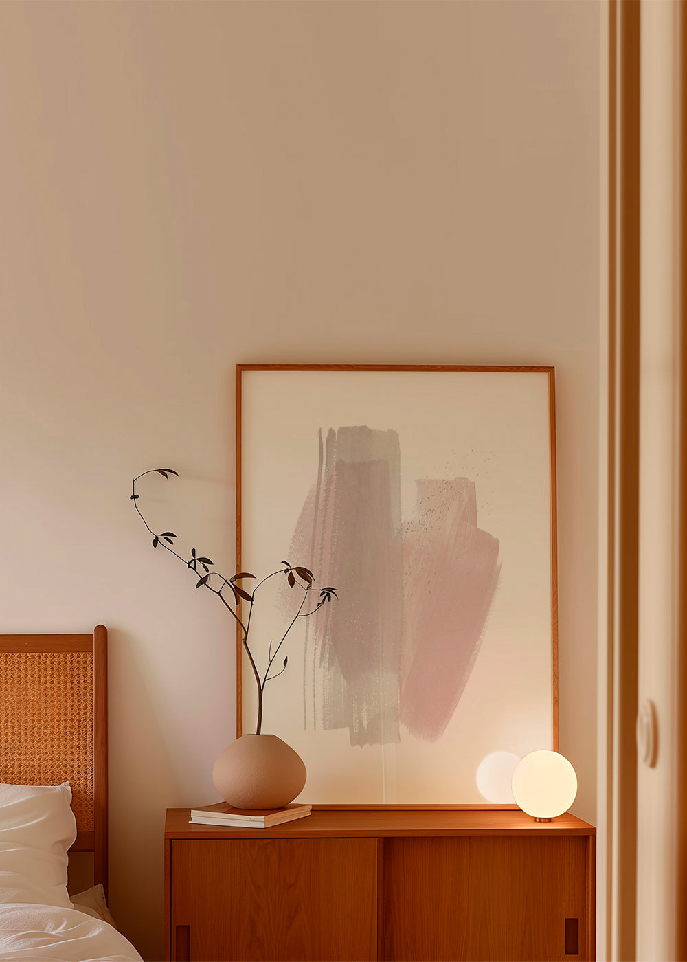 Abstrakt konst med rosa och beige penseldrag