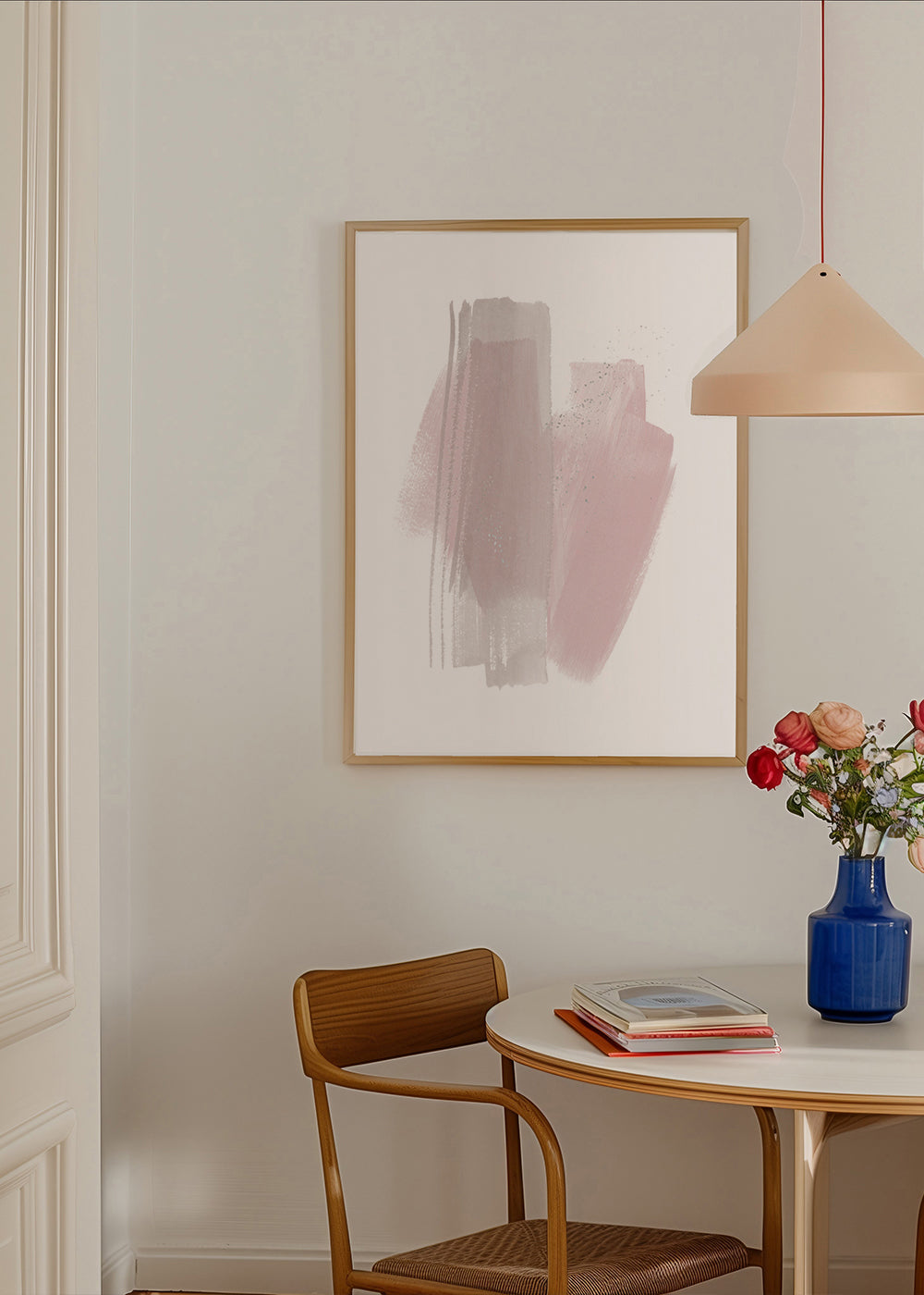 Abstrakt konst med rosa och beige penseldrag