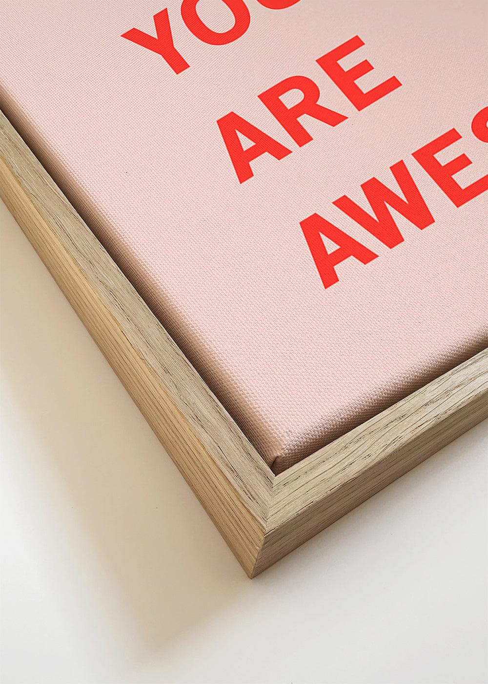 Typografisk konst: röd text på blekrosa bakgrund