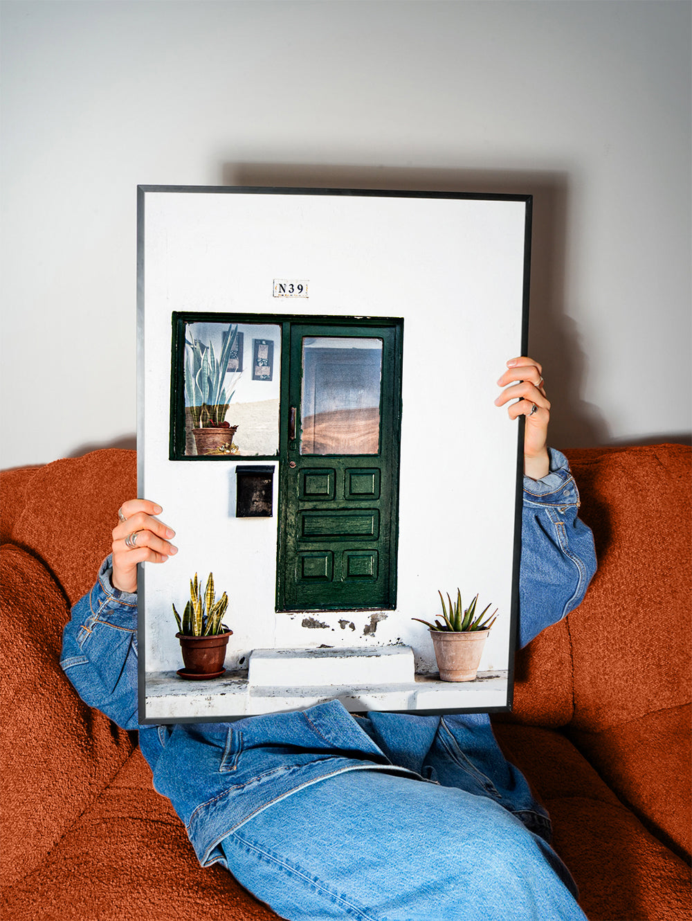 Fotografi av grön dörr med krukväxter